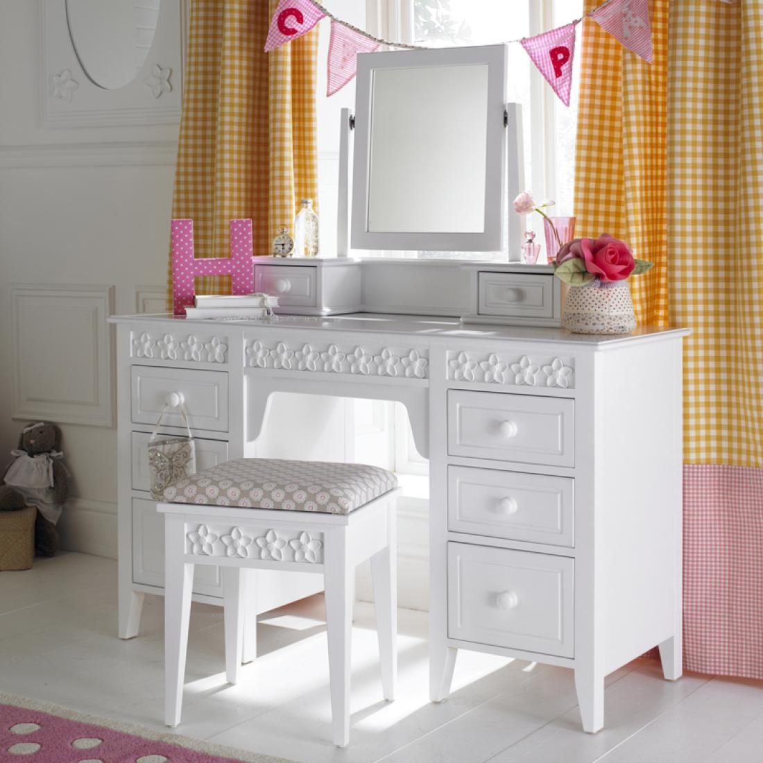 Girls desk with outlet mirror